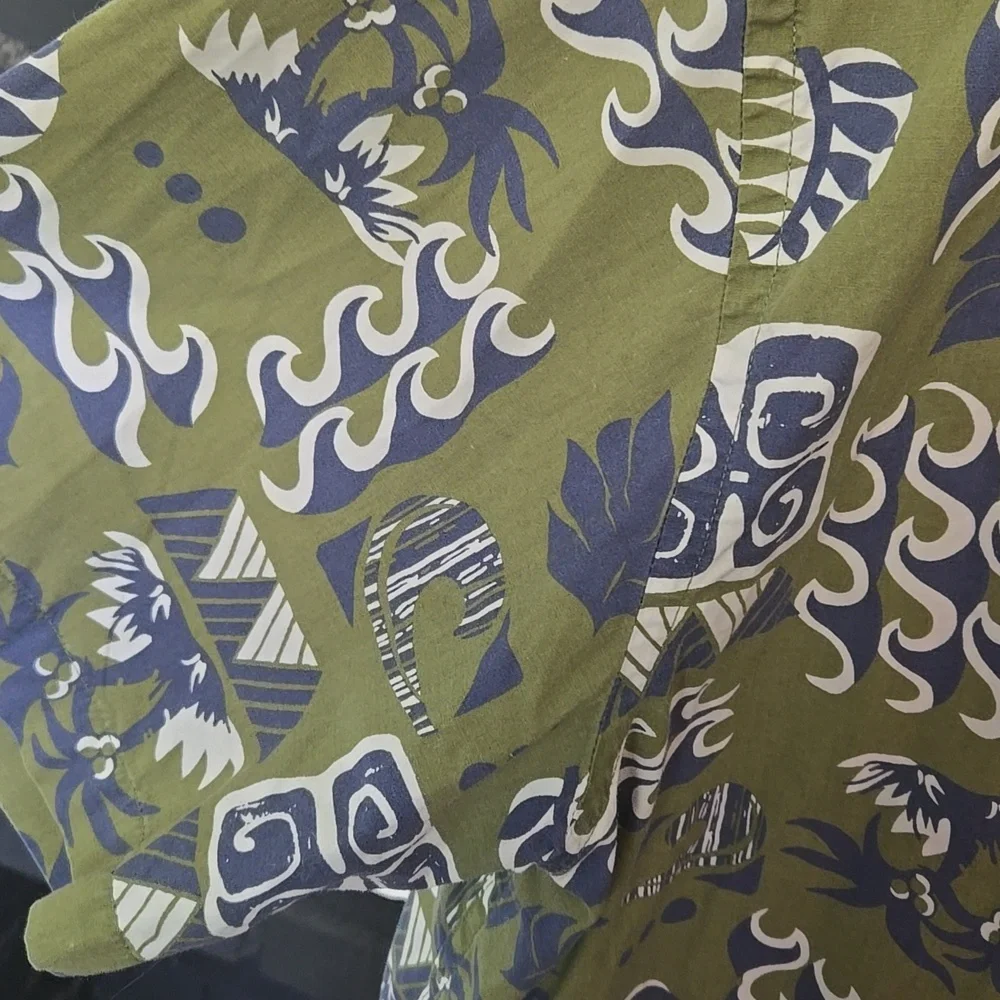 Old Navy Green and Blue Patterned Men's Shirt - Picture 2 of 9